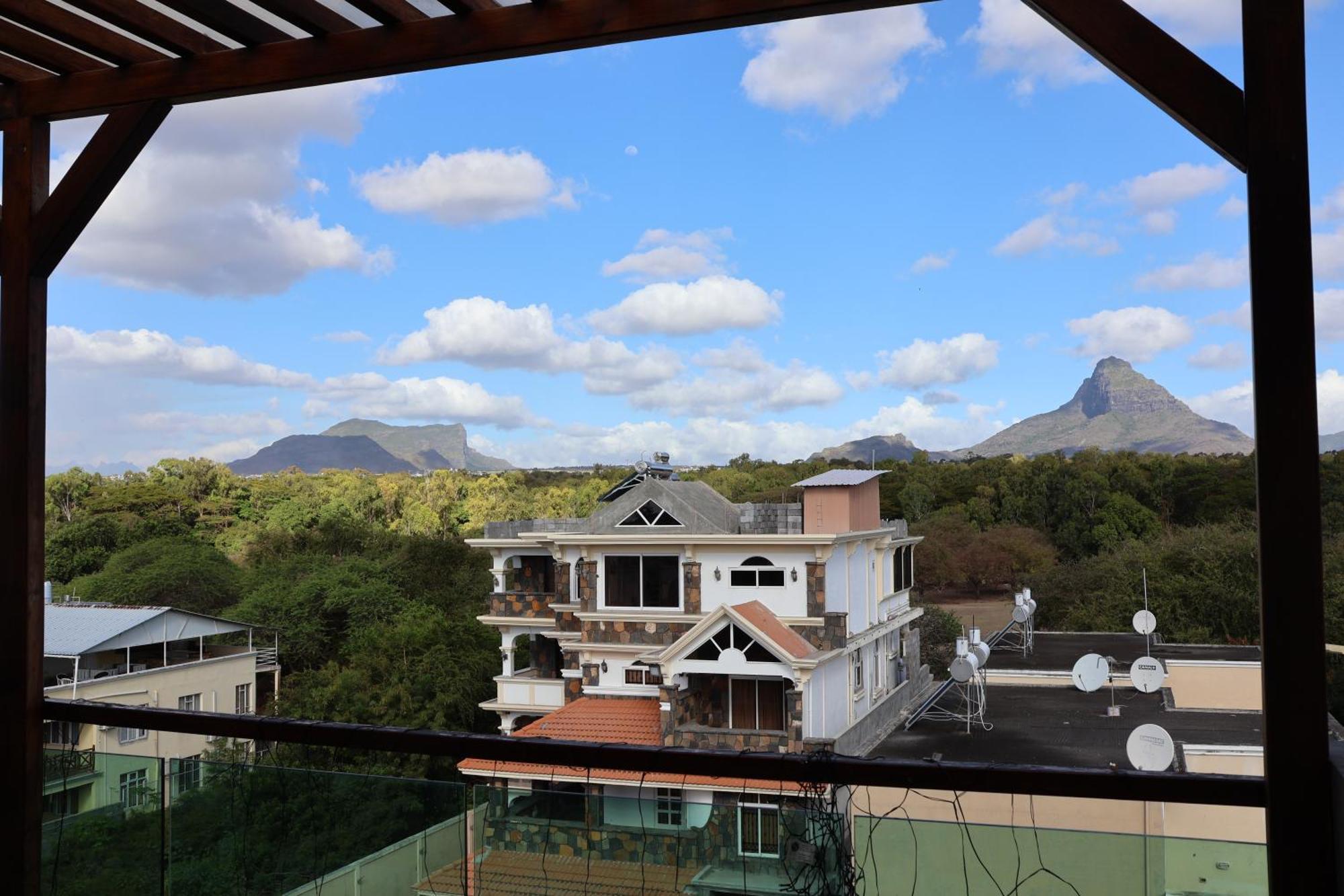 Top-Floor Modern 3Bd Penthouse With Beautiful Mountain View Terrace - 5 Min Walk To Beach Flic-en-Flacq Εξωτερικό φωτογραφία